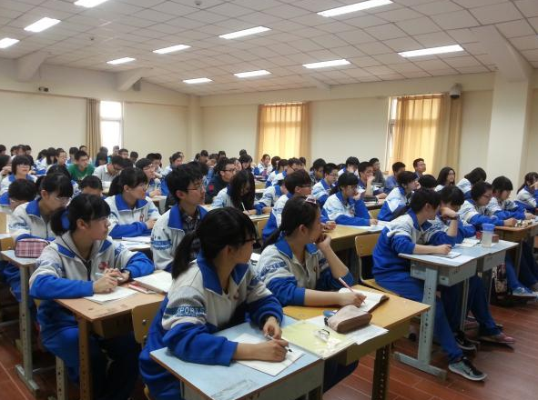 “取消英语”主课地位，各方意见不一，91岁老教授出面表明立场