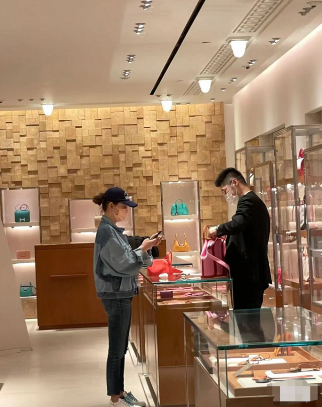应采儿郑希怡逛街被偶遇，打扮少女豪购奢侈包包，热情与网友合影