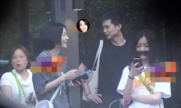 李亚鹏亲吻李嫣大腿惹争议，本尊回应：女儿脚趾头都是臭香臭香的