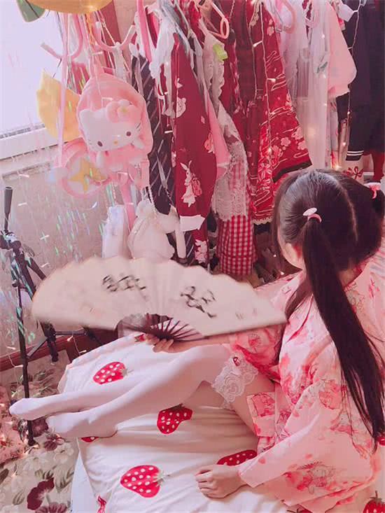 蔡萝莉脱下萝莉服装穷酸，鞋子看似普通却暴露