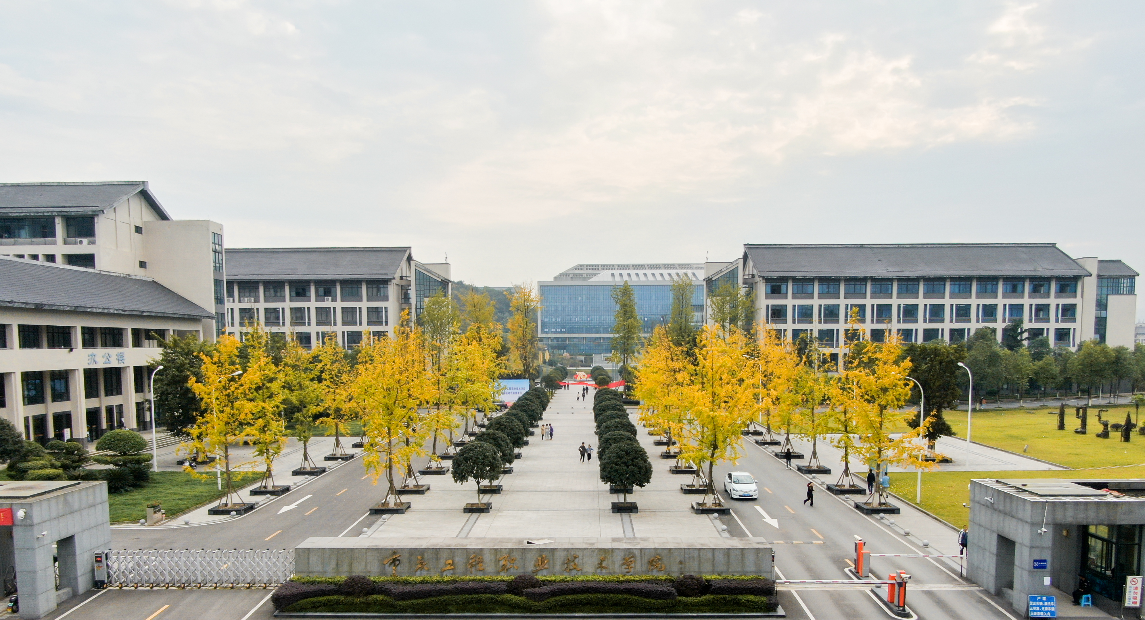 7万册,电子图书未公布),重庆工程职业技术学院(纸质和电子图书249.