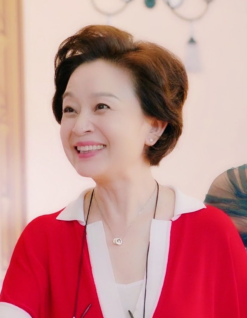 当不爱扮俏的刘莉莉换发型终于明白微胖的女人为何爱烫卷发