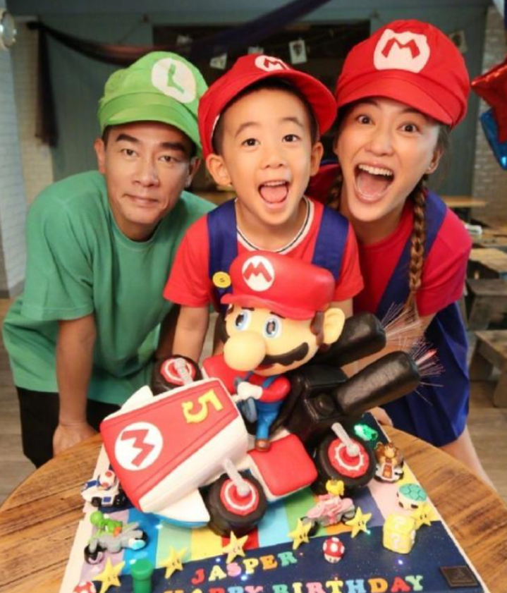 陈小春二度当爸超兴奋！晒儿子正面照，小家伙嘴巴大张小脚丫抢镜