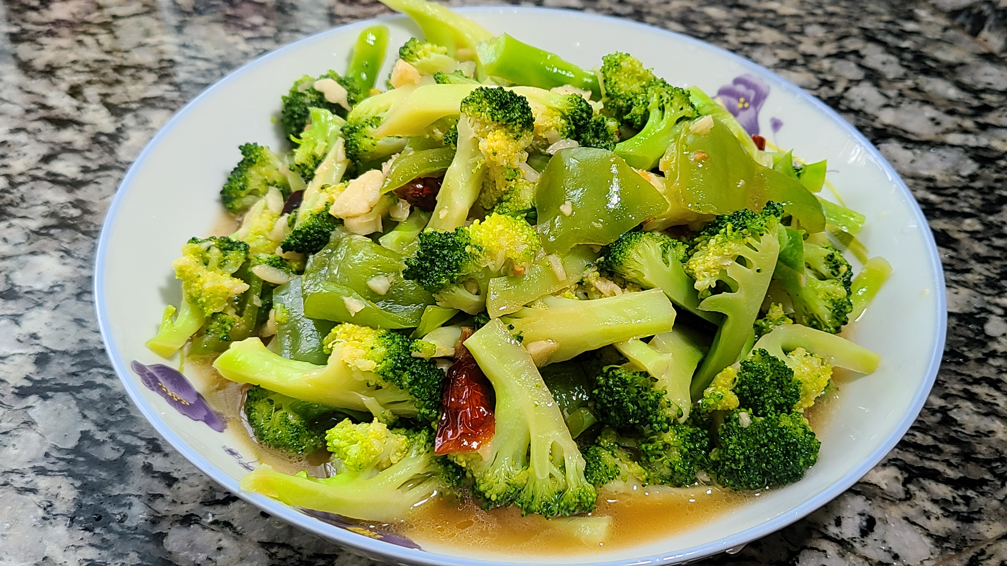 蒜蓉西蘭花，清淡好吃，做法很簡單，多吃蔬菜對身體好