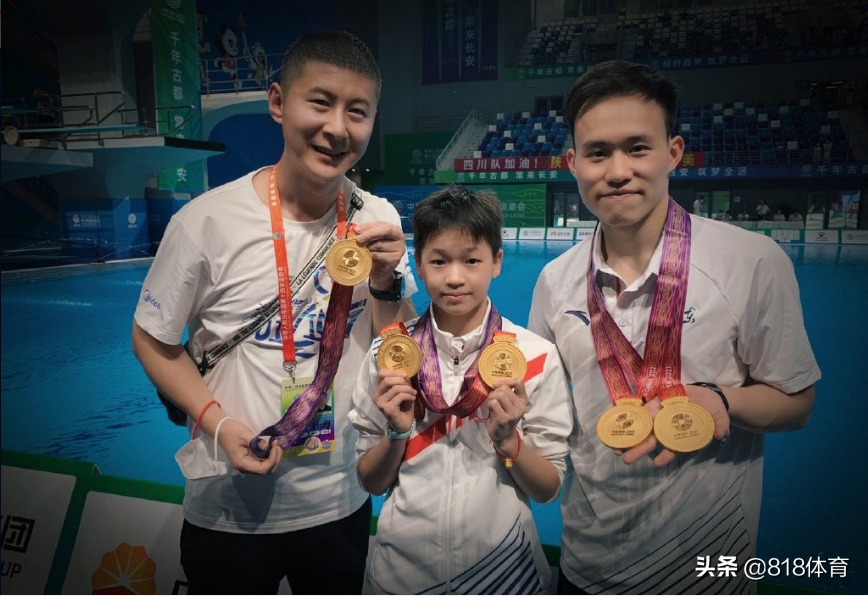 慈父！全红婵央视采访何威仪全程陪伴，送记者小红签名照为她铺路