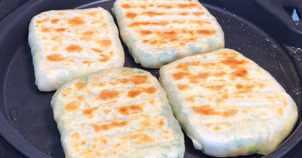 1塊豆腐，加1把韭菜，我家隔三差五就吃，皮薄餡大，飯店吃不到