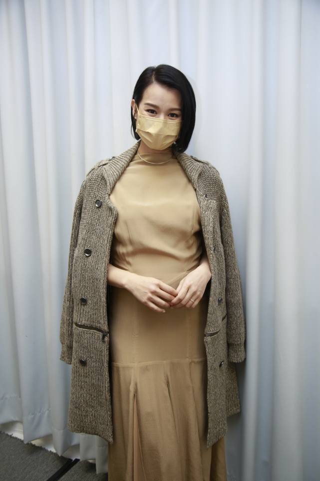 胡杏儿官宣怀孕后首次挺6月巨肚现身，自曝生完第三胎即封肚