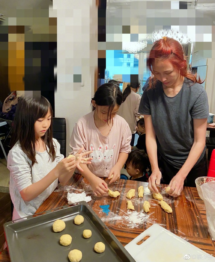 蔡少芬和倆女兒做麵包有模有樣，小兒子在旁探頭探腦圍觀呆萌可愛