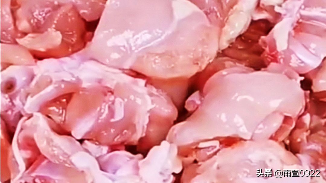 Lazy version of steamed chicken with mushrooms: the chicken is tender and juicy, the mushrooms are fragrant and refreshing, and the soup is rich and delicious.