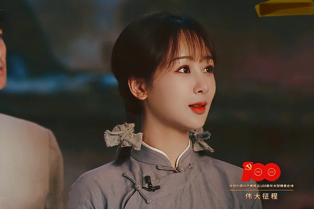 七一晚会女星:杨紫眼含热泪,高圆圆戴安全帽
