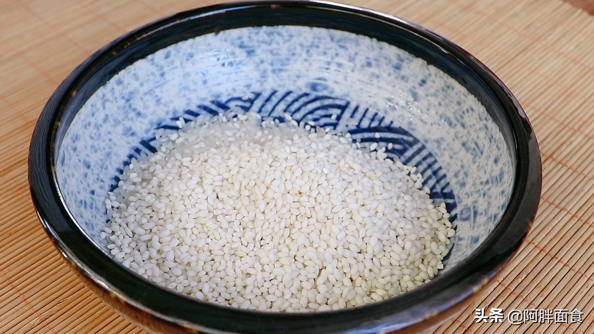 把五花肉放鍋中蒸一蒸，教會你，一層比一層好吃，年夜飯待客有面