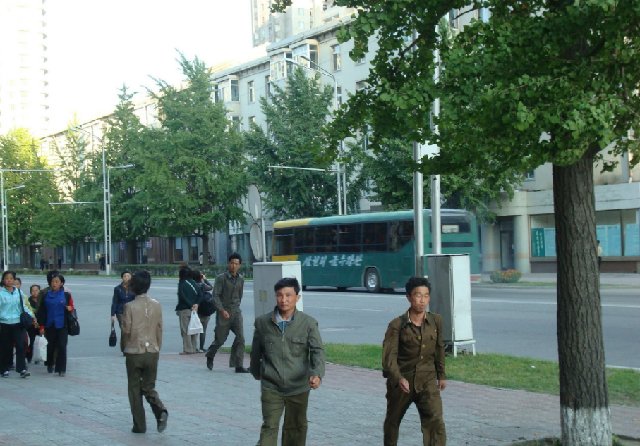 朝鲜人都在国营单位上班，平时干活不慌不忙