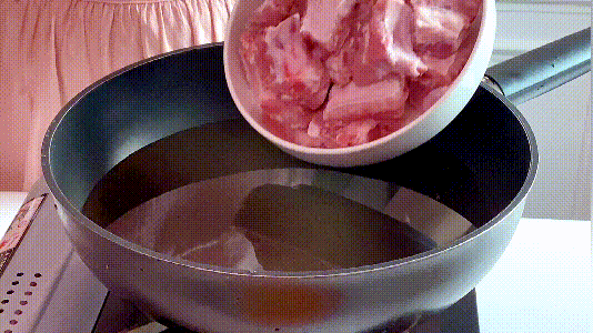 入秋了，教你做鲜香入味的排骨焖饭，关键在酱汁，贴秋膘很简单