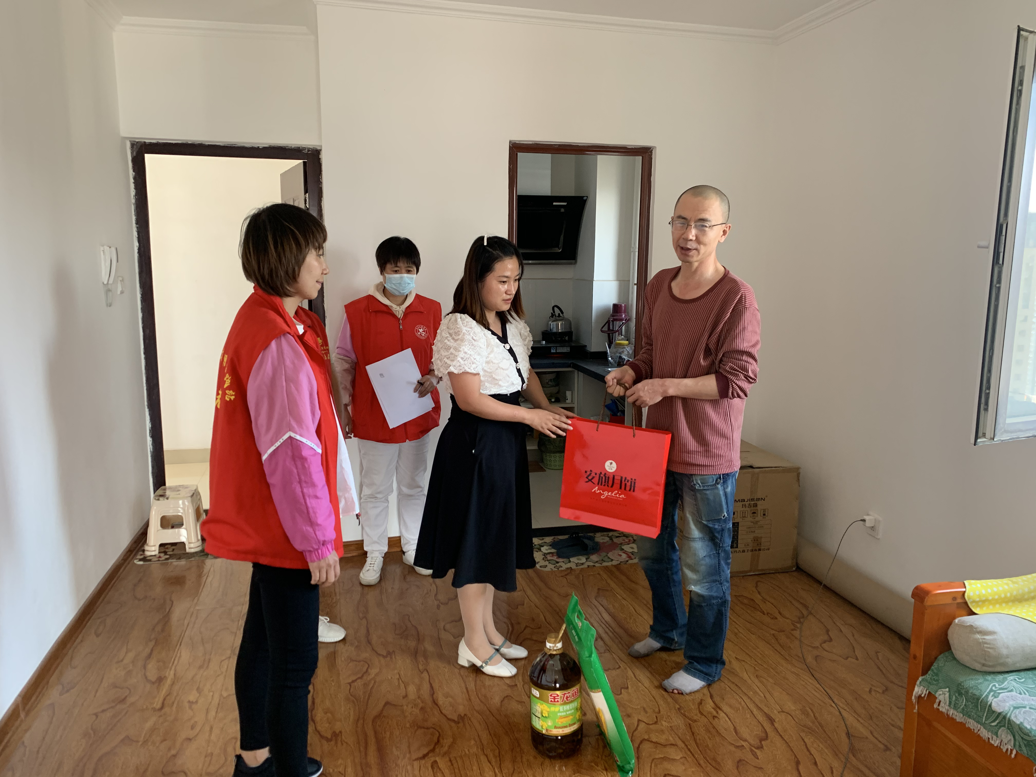 我为群众办实事银滩路社区开展学党史送温暖慰问活动