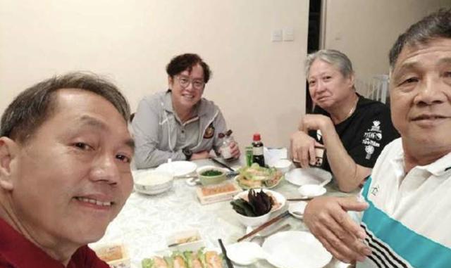 賭王去世后洪金寶又“暴瘦”到脫相，頭發(fā)花白只能靠輪椅生活