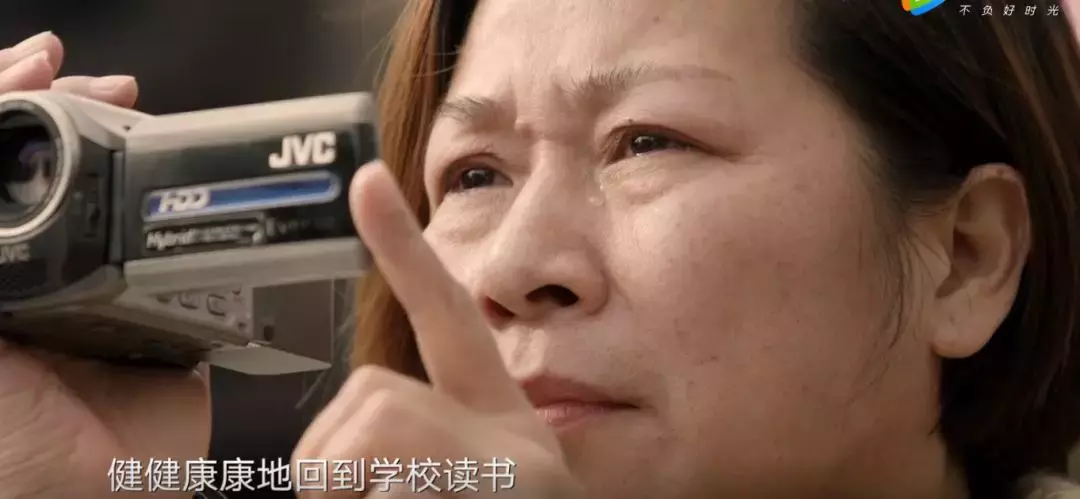 最震撼的国产纪录片回归,哭着打下9.6高分:生死面前,都是小事