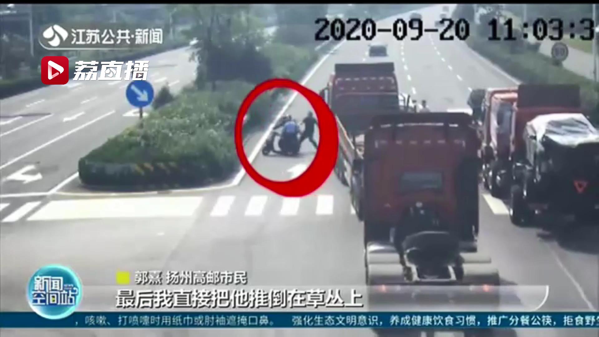 摩托车骑手撞了人开溜 路过父子合力追堵：父亲是交警刚下班