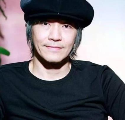 他曾被周星驰邀请3次，才答应演3分钟，如今身价20亿从不张扬