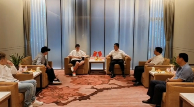 王思聪现身深圳，获辛巴1500万豪车接送，两人或