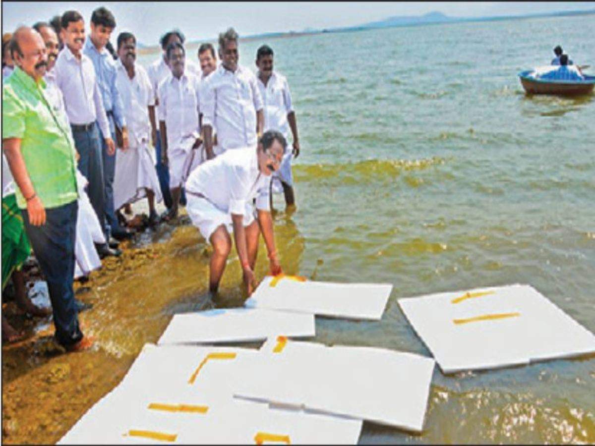 印度學美國給水庫蓋蓋子，泡沫板亂飛惹群嘲，原因無法說出口？