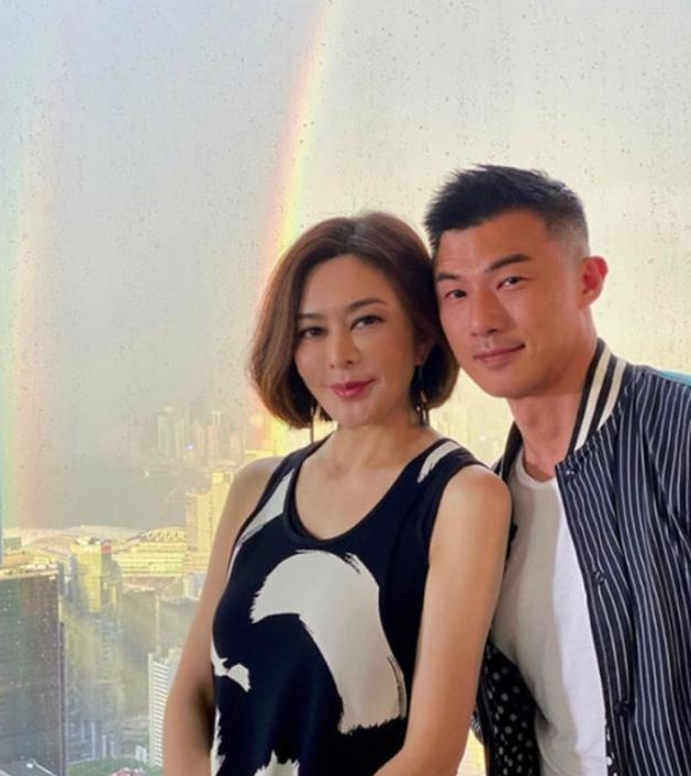 关之琳有新恋情？和小鲜肉聚餐娇羞撩发，半年前和年轻男模频约会