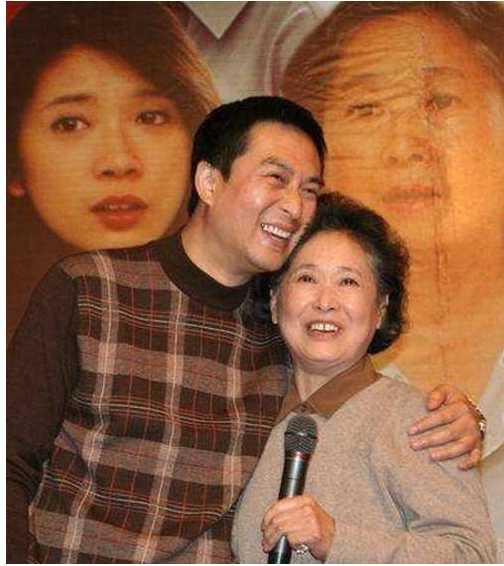 她是张嘉译的“妈”，国家一级演员，从未演过主角却越老越红