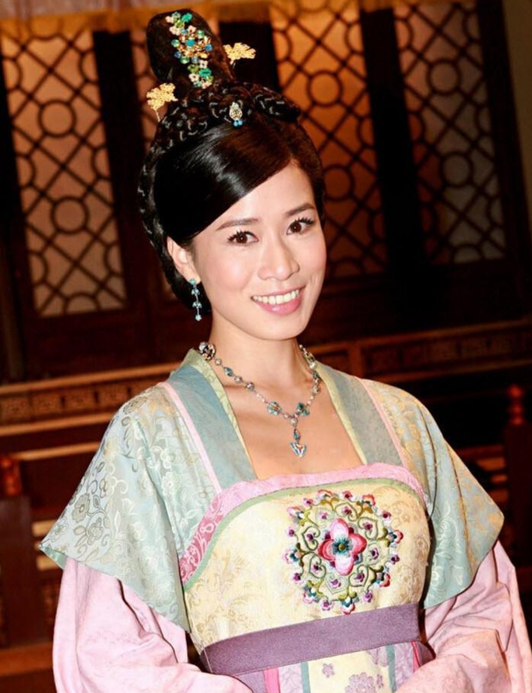 45岁佘诗曼曝近照，笑容僵硬显老态，曾穿30厘米高跟鞋走红毯