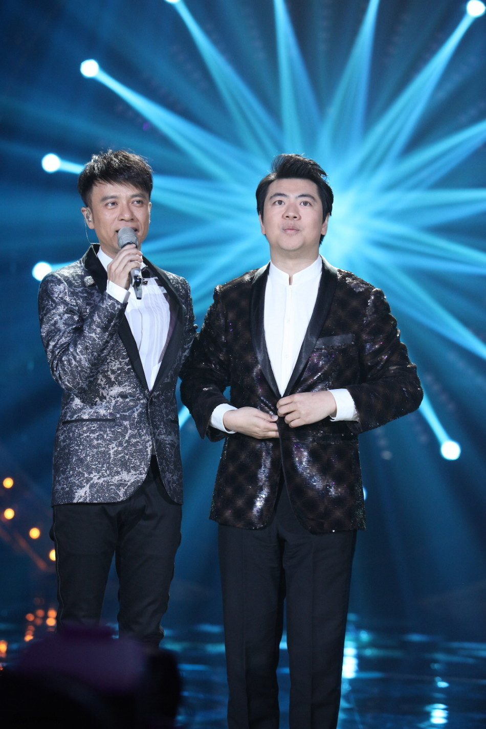 郎朗频繁录制综艺，引发网友热议，郎朗特意回