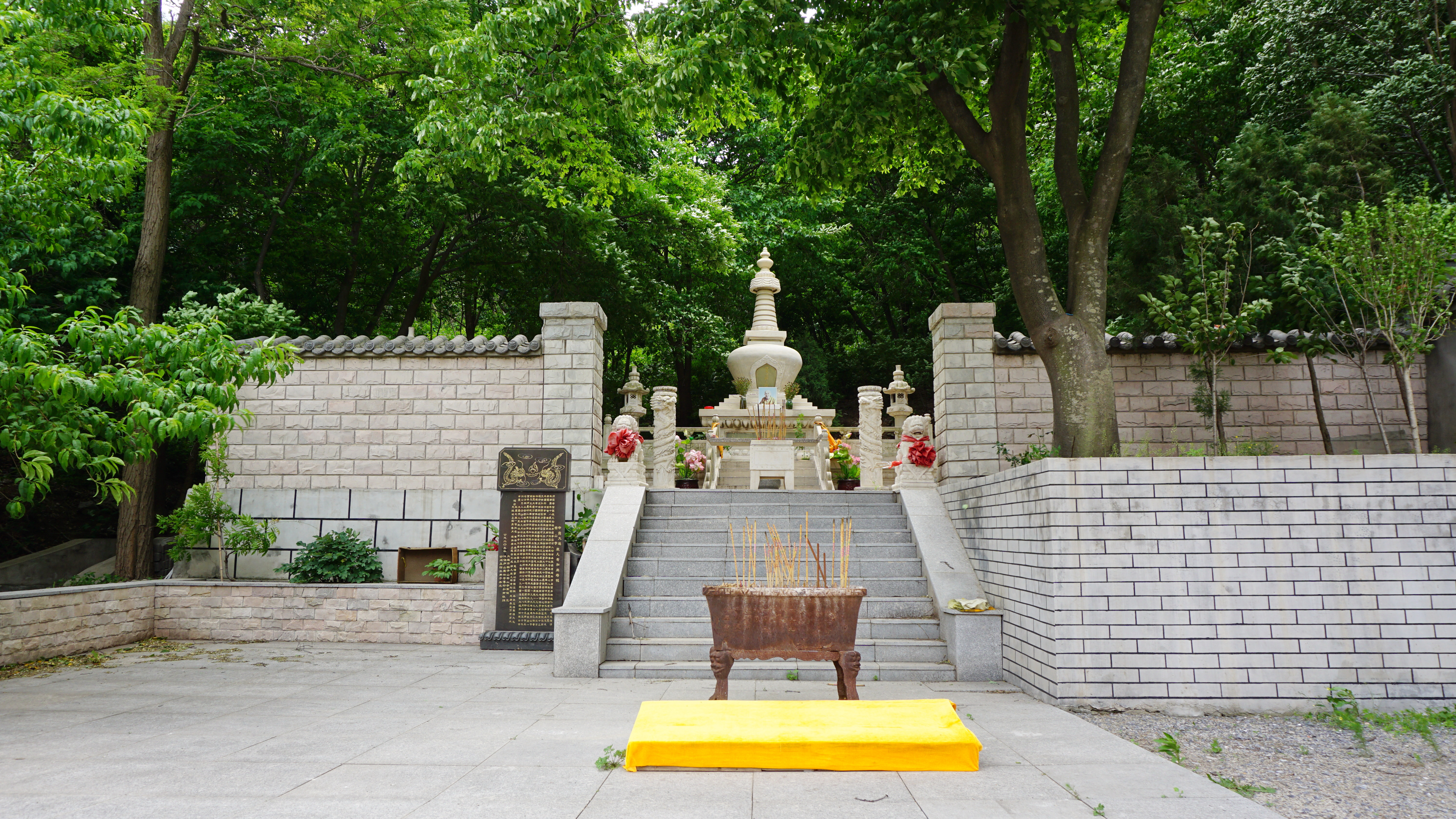 九峰相连 青山环抱 风光秀美的大连安山寺