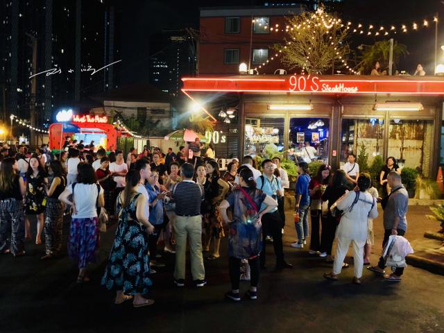 Thailand’s most lively "net celebrity" night market, crowded with people every day, many Chinese tourists go to check in