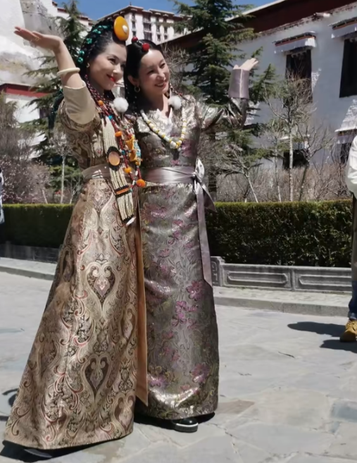 《妻子的旅行》路透曝光，蒋勤勤长胖刘涛像公