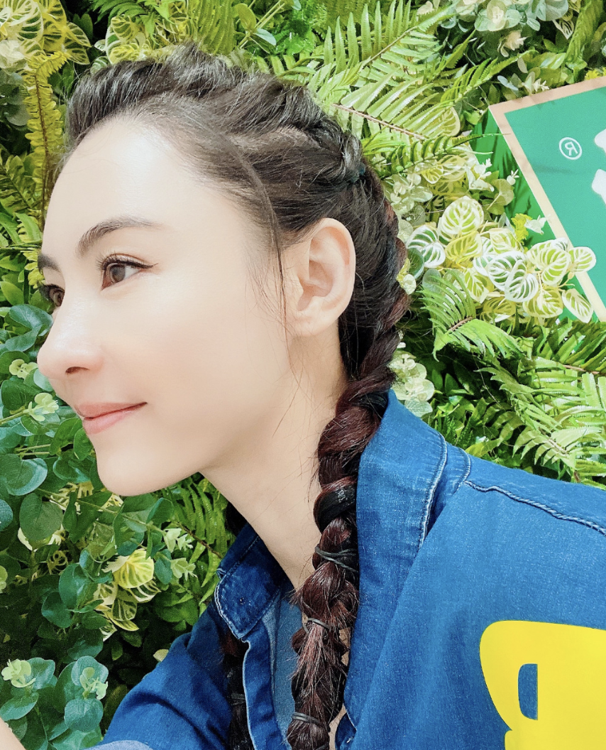 張柏芝兩個兒子轉學到上海，由保鏢接送放學，兄弟倆高冷帥氣