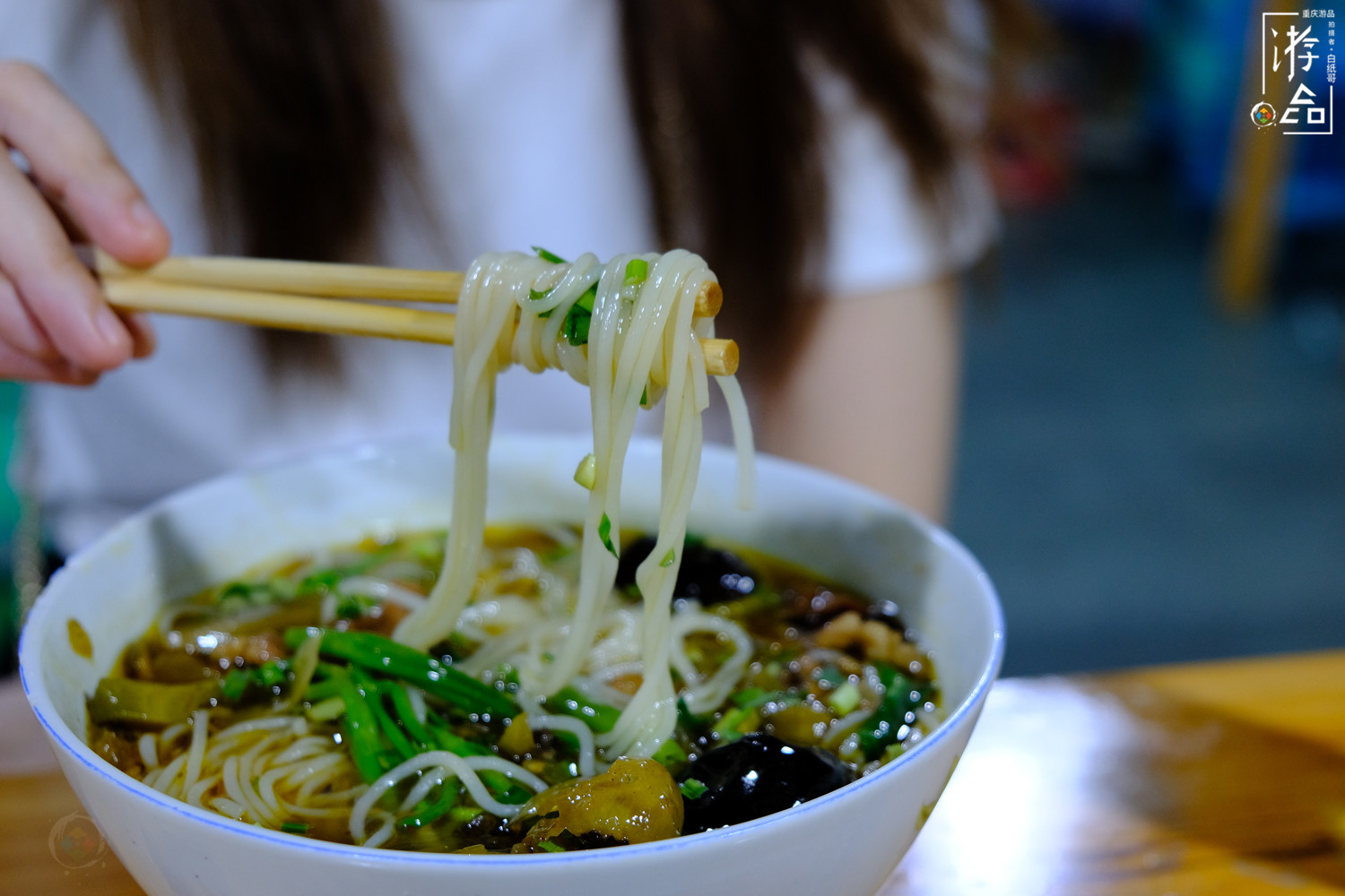 越洋肖氏老米线：杨家坪人从小吃到大，酸菜肉丝加辣子鸡只要17元