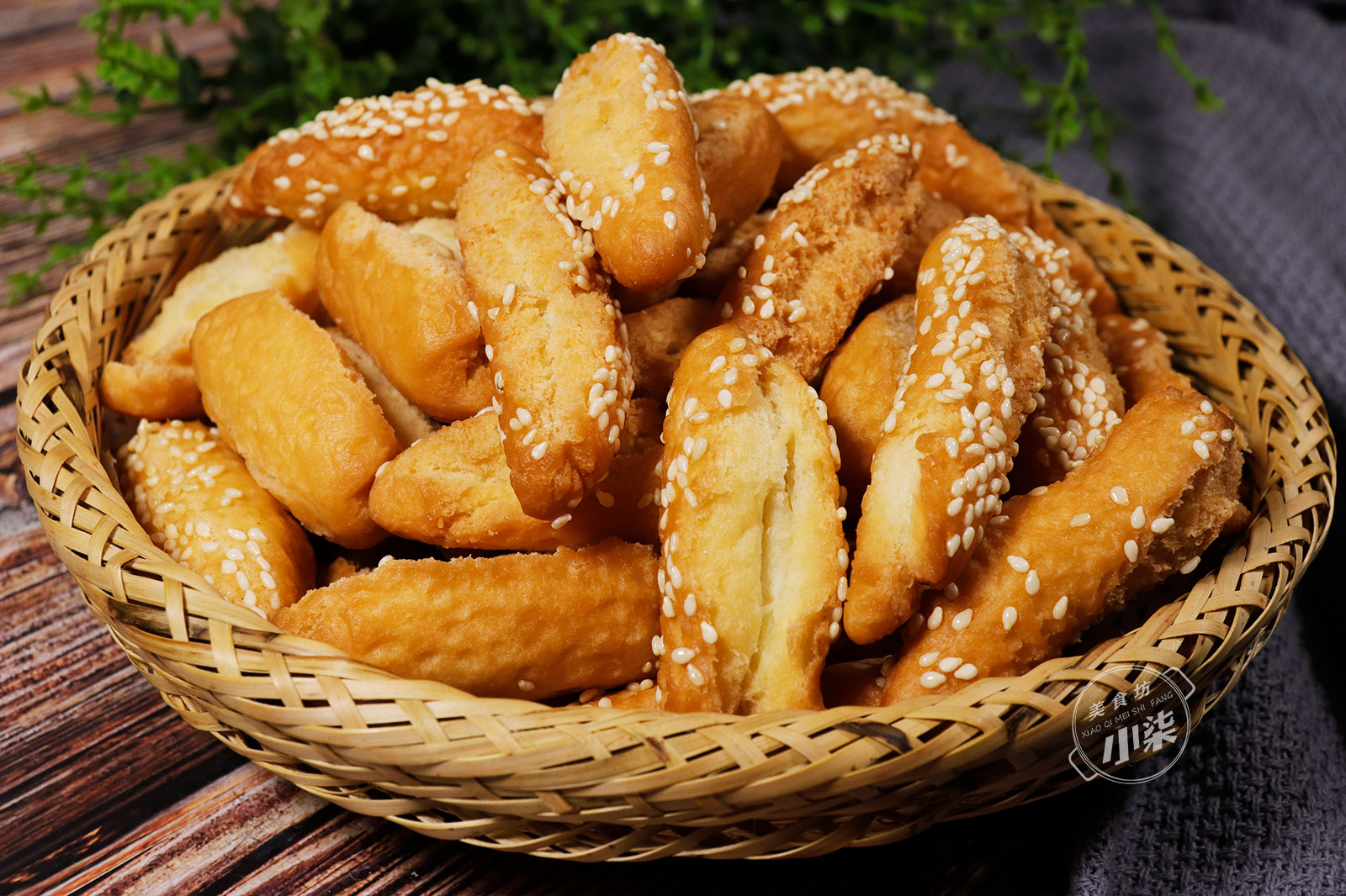 麵粉裡加2個雞蛋，一擀一切個個開口，入口即化，好吃到吮手指