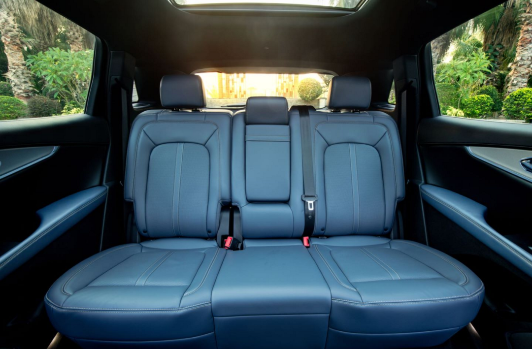 2.7T V6、22向座椅调节、35个声学包，看航海家的豪华