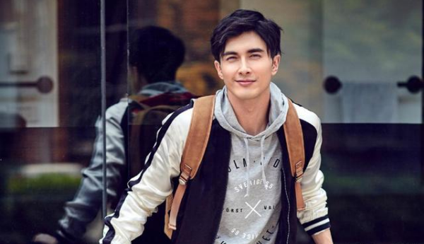 25岁\"高龄\"考入中戏，37岁大器晚成，用