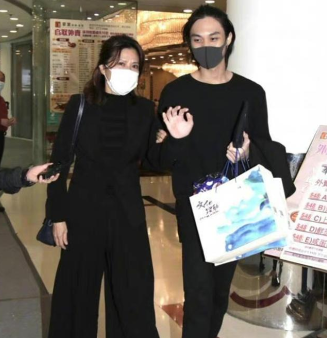 达哥小儿子在葬礼后被网暴，就因为笑了下？网