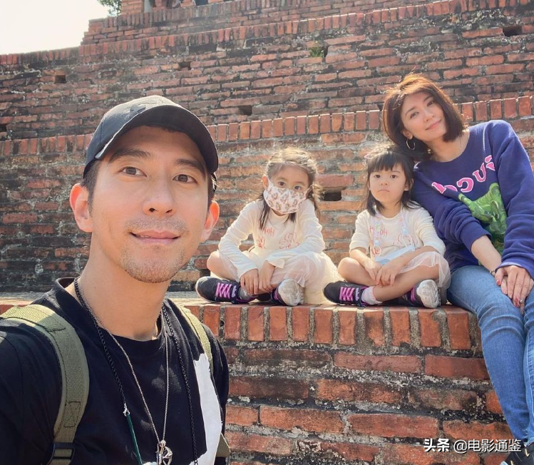 賈靜雯女兒戶外合影，5歲姐姐越長越清秀，見到3歲波妞心動了