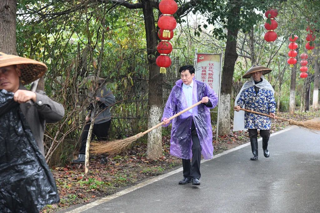 黄秀佳：返乡创业十八载 昔日穷村变景区