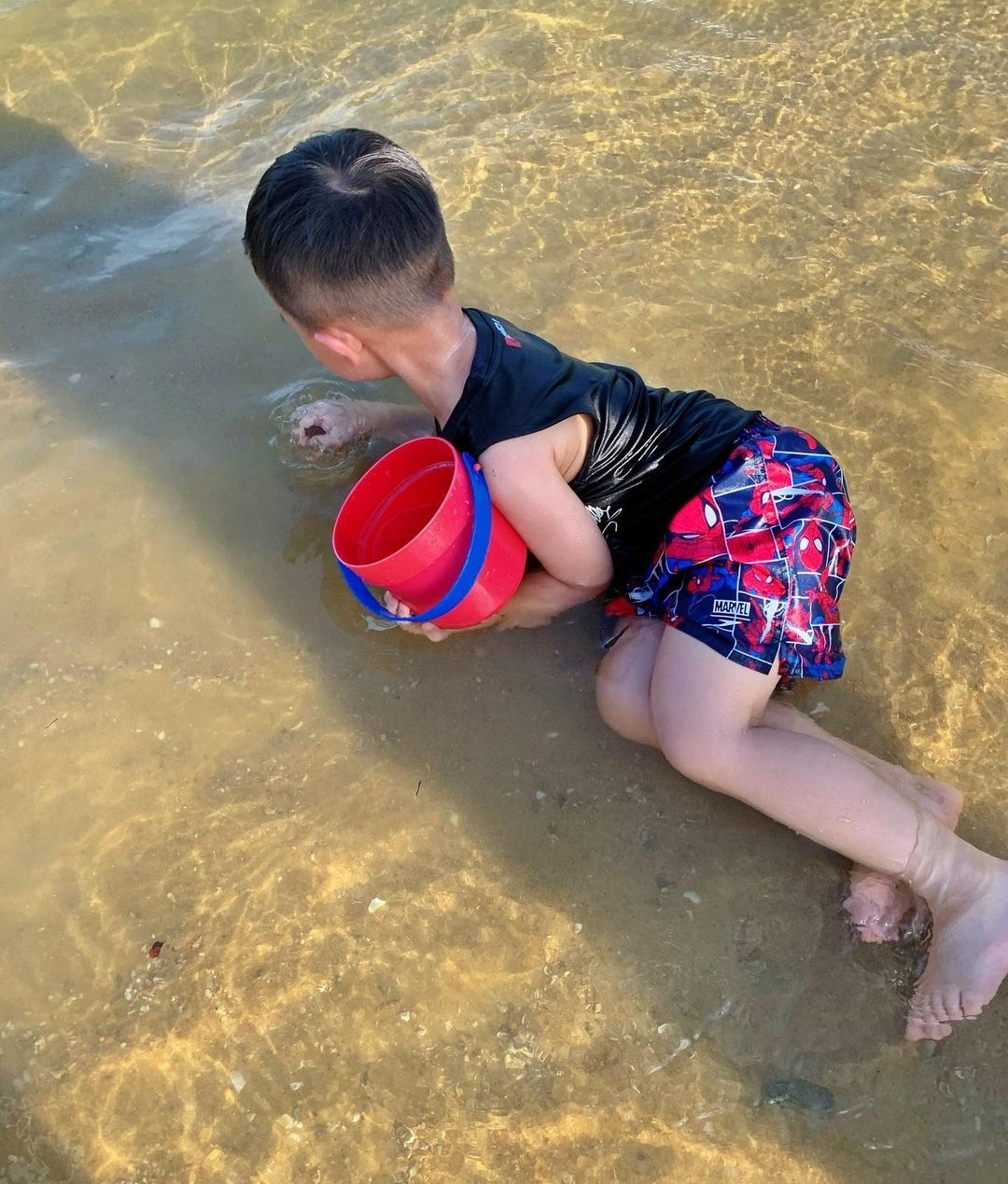 胡杏儿内地拍戏，丈夫既当爹又当妈带儿子捡贝壳，奕霆呛水萌态足