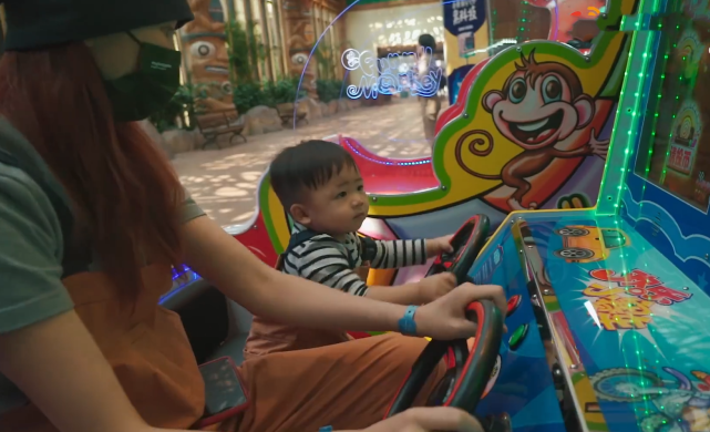 張晉曬一家五口幸福出遊，蔡少芬再現坑娃日常，兒子被嚇到大哭