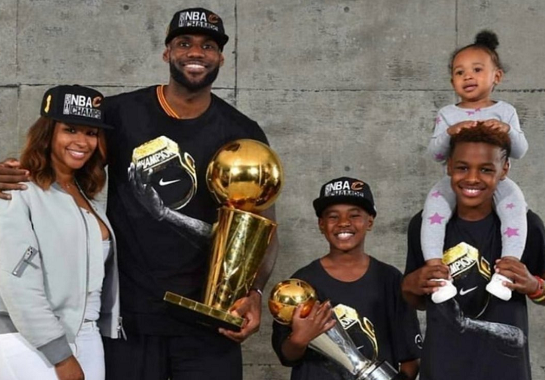 薩瓦娜34歲生日！詹姆斯隔空表白妻子撒狗糧，甜蜜程度羨煞旁人！-黑特籃球-NBA新聞影音圖片分享社區