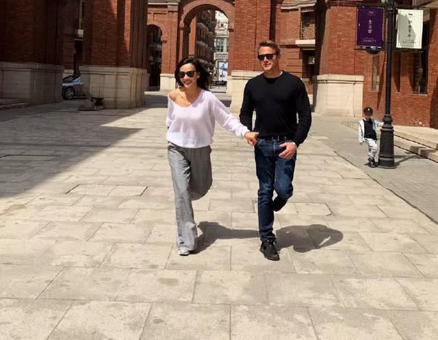 42岁马雅舒夫妻同框，穿白裙与富豪老公配一脸，混血儿女颜值逆天