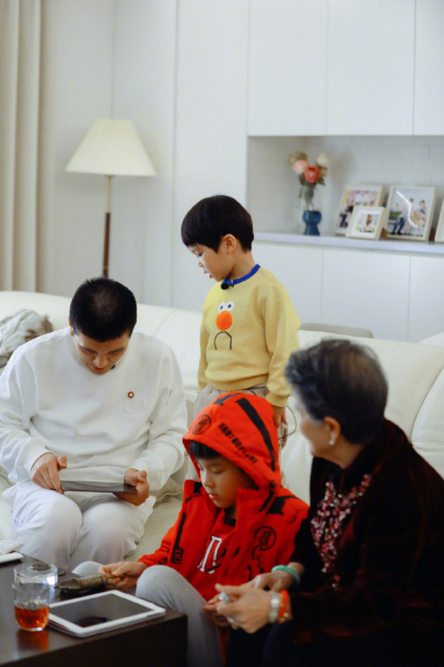 黃聖依倆兒子近照曝光，安迪長大了，安麟和媽媽小時候一模一樣