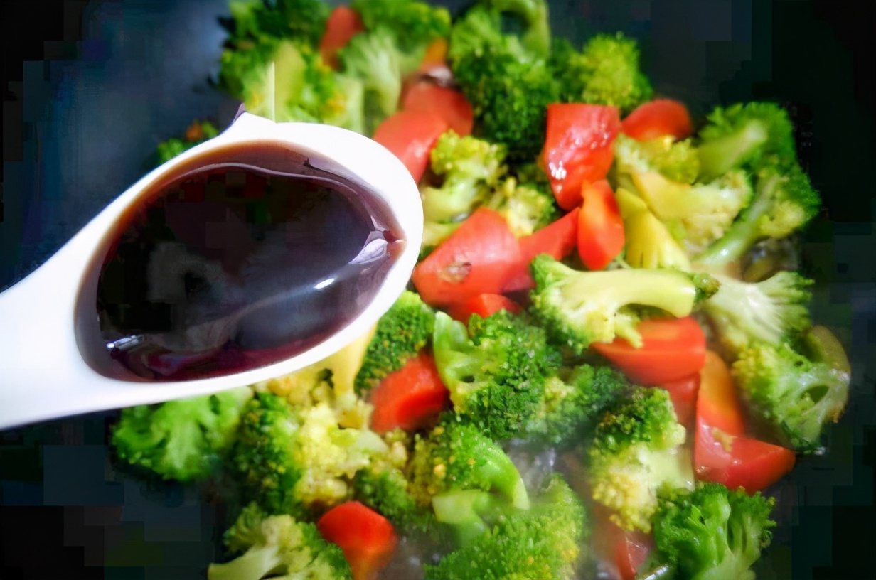 蠔油做菜好吃，但為了家人好，要牢記4個注意事項，別再用錯