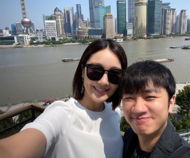 王祖蓝晒全家福庆父亲节，还下厨给李亚男做美食，夫妻俩热吻甜齁