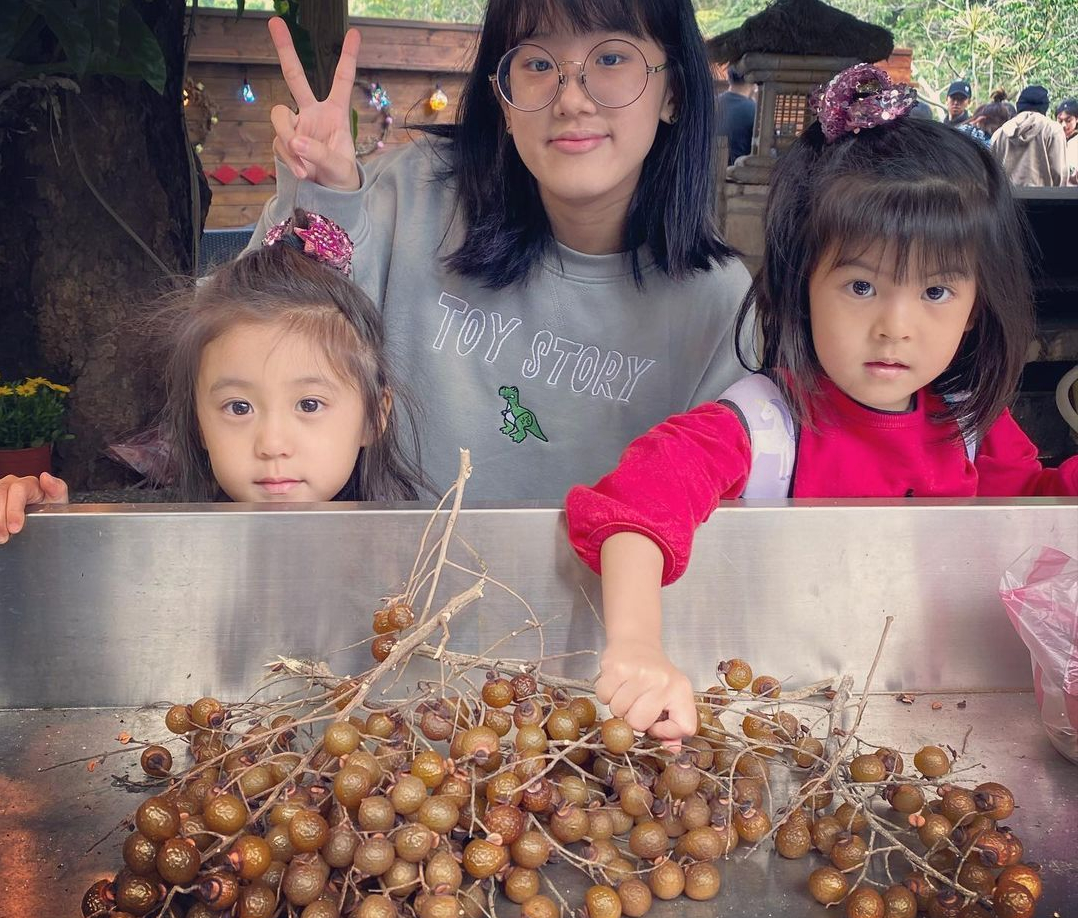 贾静雯一家五口出游，放肆晒梧桐妹正脸，身高超过妈模样却太像爸