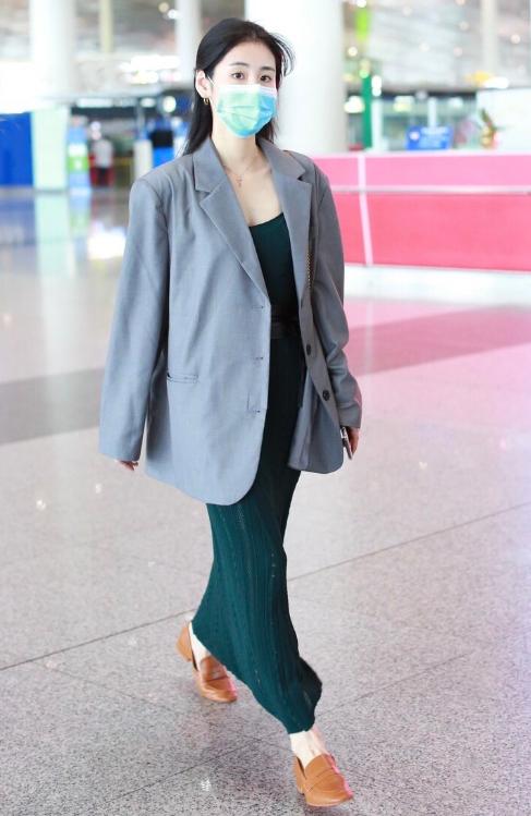 张碧晨真是懂时尚，穿灰西装配墨绿长裙太高级