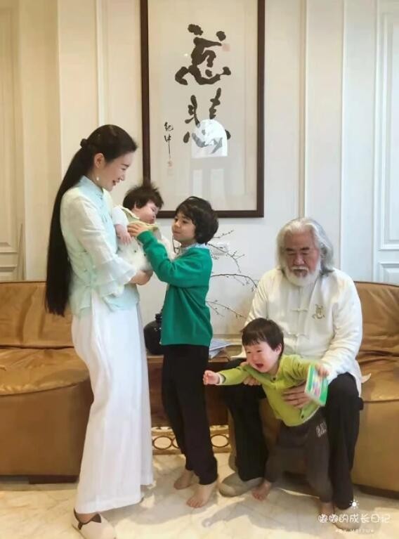 张纪中小31岁娇妻晒照，杜星霖肤白气质佳，小女儿正脸超可爱