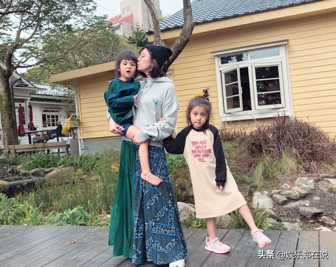 賈靜雯曬女兒近照，咘咘姐姐力爆棚餵妹妹飯，睡醒的波妞太幸福了